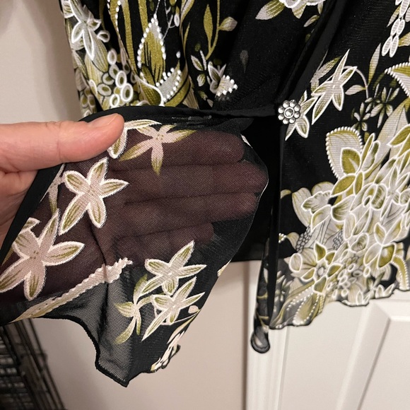 EUC Beautiful top with floral print decorated with sequins and flower buttons - Picture 4 of 6